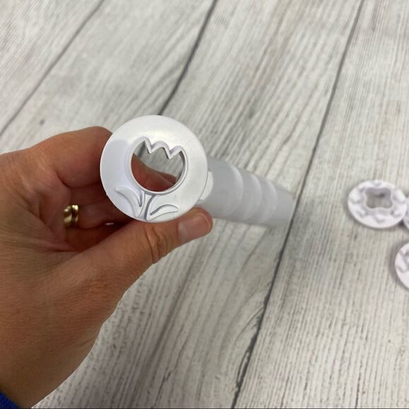 Wilton Fondant cutter & multi shape hand press - Picture 11 of 12